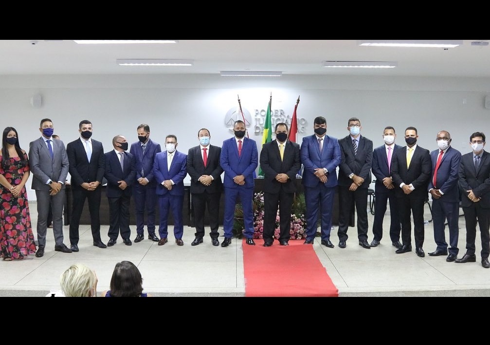 Prefeito eleito e vereadores são empossados em cerimônia no Fórum