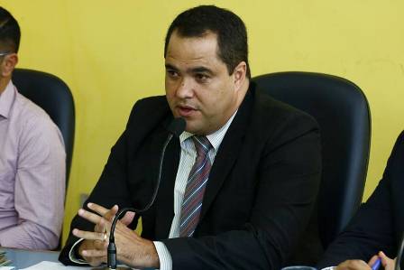 Vereador Adre Bocão solicita  da Secretaria de Infraestutura informações sobre a Obra de pavimentação da obra da avenida que vai passar pelas Pedras até o Taperaguá